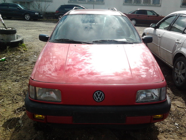 Подержанные Автозапчасти Volkswagen PASSAT 1990 1.6 машиностроение универсал 4/5 d. красный 2013-4-25